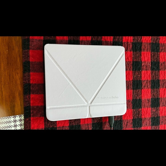 Kobo Libra 2. Brand new. Great for travel, just not for me - Picture 3 of 3